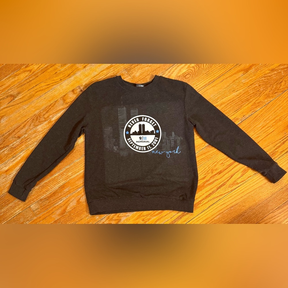 Never Forget 9/11 Memorial New York Sweatshirt size Medium